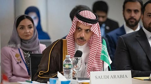 وزير الخارجية الأمير فيصل بن فرحان خلال مشاركته في اجتماع خطة إعمار غزة