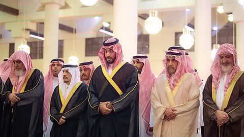 ولي العهد يؤدي صلاة الميت على سماحة الشيخ عبدالعزيز بن عبدالله بن محمد آل الشيخ -رحمه الله-