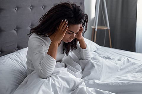 لماذا نصاب بالصداع بعد النوم لمدة طويلة؟ دراسة علمية تكشف الأسرار
