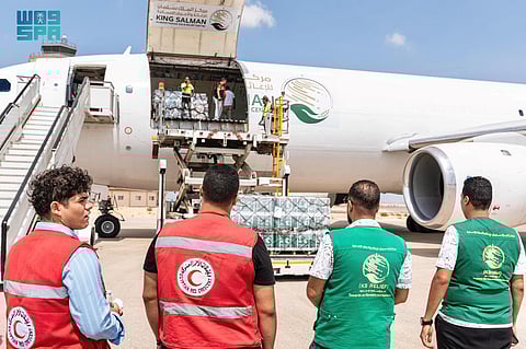 الطائرة السعودية الـ65 لإغاثة غزة تصل مطار العريش