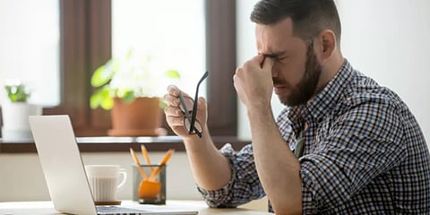 70 سم وحجم النص .. نصائح طبية لتجنّب إرهاق العين أمام الشاشات