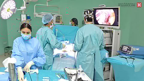 مستشفى الدكتور سليمان الحبيب بالخبر ينهي معاناة مراجع بعملية تصحيحية لجراحة سمنة سابقة