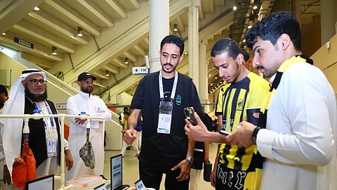 80 شابًا يُقلعون عن التدخين في كلاسيكو الاتحاد والنصر بجدة