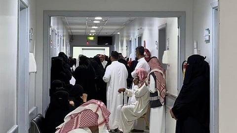 لإجراء 9 عمليات وخدمات علاجية.. 12 طبيبًا في قافلة تطوعية تزور "تربة"