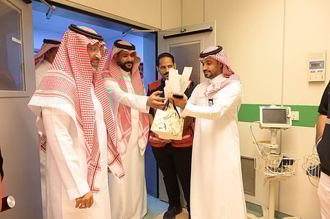 الهلال الأحمر يغرس الأمل في بلجرشي.. زيارة إنسانية للمرضى وتشجير المنتزه الوطني
