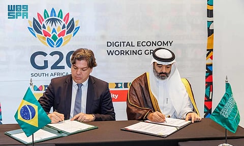 عبدالله السواحه وفريديريكو دي سيكيرا فيلهو يوقعان الاتفاقية