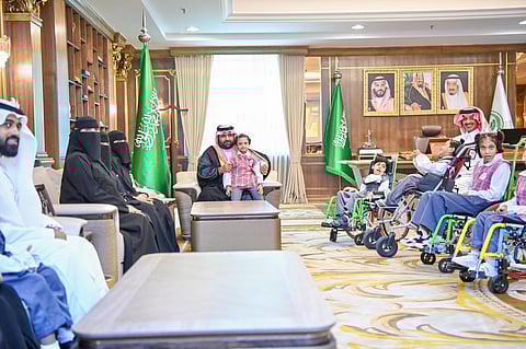 أمير جازان يستقبل أطفال مركز جمعية ذوي الإعاقة ويشيد بجهودهم التأهيلية