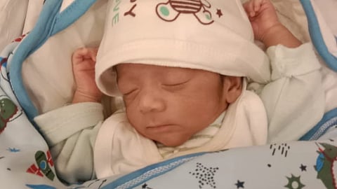 قلبان يلتقيان من جديد… معجزة طفل خديج تختم رحلة الصبر بالأحضان في مدينة الملك سلمان الطبية