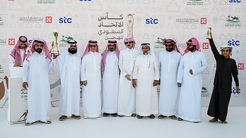 نائب رئيس اتحاد الهجن يتوج أبطال كؤوس الحقايق بحائل ضمن منافسات كأس الاتحاد السعودي 2025