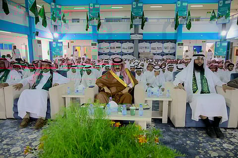 بالصور .. محافظ الأفلاج يشارك ثانوية الملك فهد احتفالات اليوم الوطني الـ95