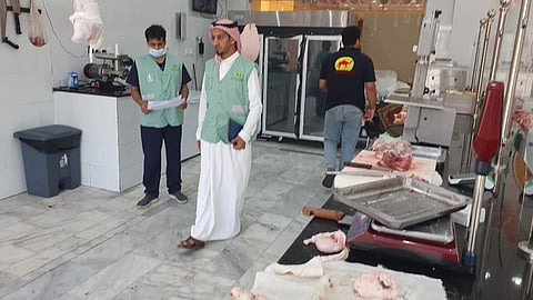 "بيئة رابغ" تكثف جولاتها الرقابية على سوق الخضار والفواكه