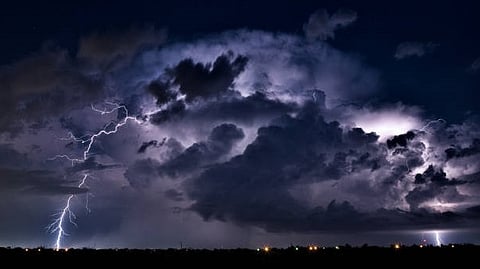 "الأرصاد": أمطار رعدية وسيول وغبار تؤثر على 7 مناطق.. وتحذيرات من موج مرتفع في البحر الأحمر