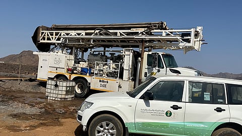 "بيئة خليص" تضبط آلة مخالفة لحفر الآبار وتطبّق الإجراءات النظامية بحق المخالفين