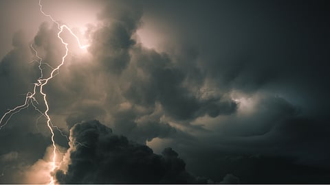 "الأرصاد" يُنبّه: أمطار رعدية ورياح قوية على 6 مناطق اليوم وتحذيرات من تدني الرؤية
