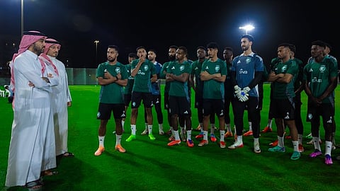 الأمير عبدالعزيز الفيصل يحضر مران المنتخب السعودي الأول لكرة القدم