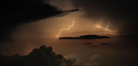 "الأرصاد" يُنبّه 6 مناطق: أمطار ورياح وأتربة مثارة.. وتقلبات جوية تضرب اليابسة والبحر