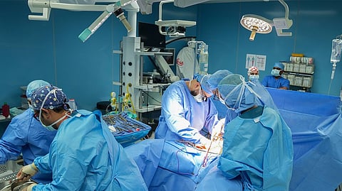 جراحون في دولة الإمارات يزرعون مضخة لتوصيل العلاج الكيميائي مباشرة لعلاج أورام الكبد الغير قابلة للجراحة