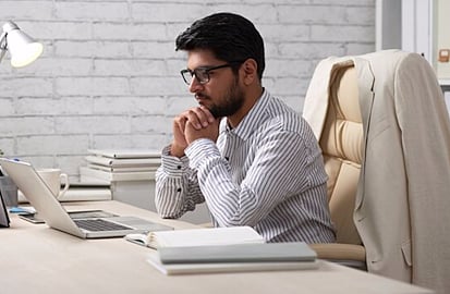 أخطر من التدخين.. عادة يومية شائعة قد تشكل خطرًا على صحة القلب والرئتين