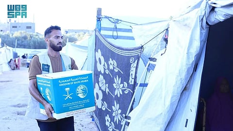 شاهد .. مركز الملك سلمان للإغاثة يواصل توزيع المساعدات الغذائية في قطاع غزة