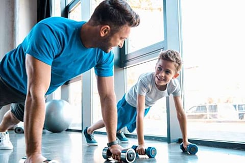 دراسة: الأب ينقل فوائد التمارين الرياضية لأبنائه قبل ولادتهم