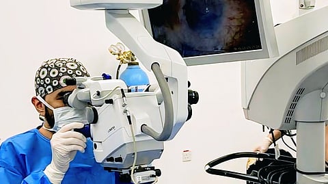 المدينة المنورة.. فريق طبي يعيد البصر لمصاب بعد جراحة دقيقة لإزالة جسم معدني من العين