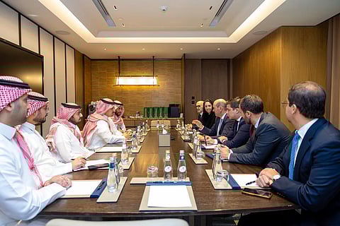 رئيس الاتحاد السعودي لكرة القدم يلتقي نظيره الإسباني في جدة