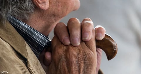 طبيب بريطاني يحذر: علامات مبكرة في الذراعين والساقين قد تكشف بداية الخرف