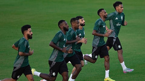 لاعبو المنتخب السعودي الأول لكرة القدم يؤدون التدريبات الجماعية