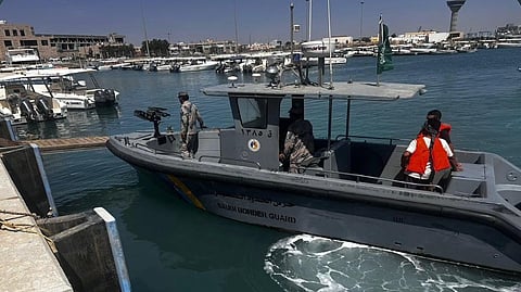 حرس الحدود بالمدينة المنورة ينقذ مواطنين تعطلت واسطتهما في عرض البحر