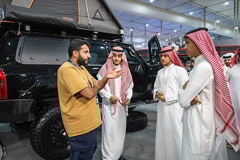 رحالة سعودي يعرض سيارته التي زار بها 50 دولة في معرض الصقور والصيد