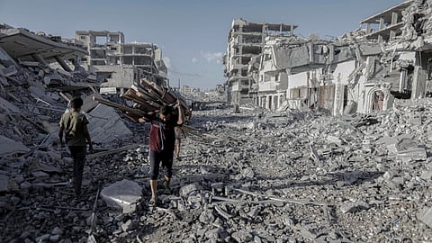 آلاف الفلسطينيين يعودون إلى منازلهم المدمّرة في غزة مع بدء الانسحاب الإسرائيلي
