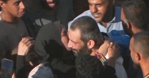 شاهد.. دموع الفرح في رام الله.. مشاهد مؤثرة لوصول الأسرى الفلسطينيين المفرج عنهم