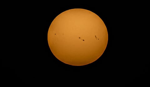 رصد 5 بقع شمسية عملاقة في سماء الحدود الشمالية يكشف نشاطًا مغناطيسيًا مرتفعًا للشمس