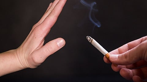 كأنك لم تدخن.. دراسة: الإقلاع عن التدخين في منتصف العمر يحمي من الخرف