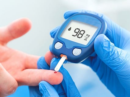 باستشارة الطبيب.. هل يحتاج مرضى السكري إلى تعديل جرعة الدواء في الشتاء؟