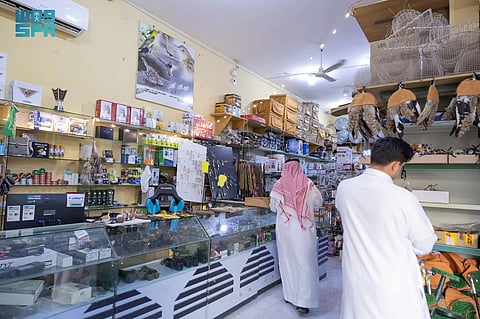 بالصور.. موسم المقناص يُنعش أسواق عرعر.. و"الحماد" تجذب القناصة الخليجيين