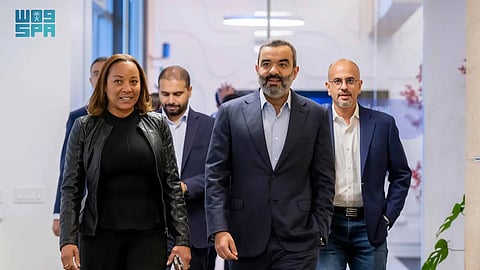 السواحه يجتمع بالرئيسة التنفيذية لشركة waymo لتعزيز الشراكات في تقنيات القيادة الذاتية والتنقل الذكي