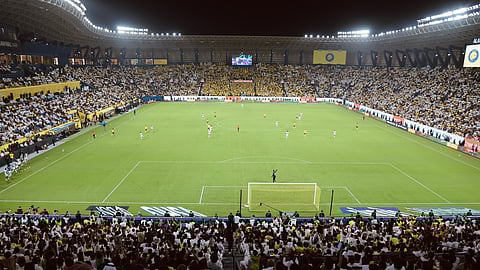 جماهير نادي النصر في ملعب الأول بارك