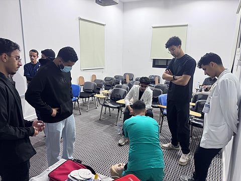 الهلال الأحمر السعودي بالباحة يؤهل عدد من طلاب الجامعة ليصبحوا مدربين مهارات إسعافية أساسية بجامعة الباحة