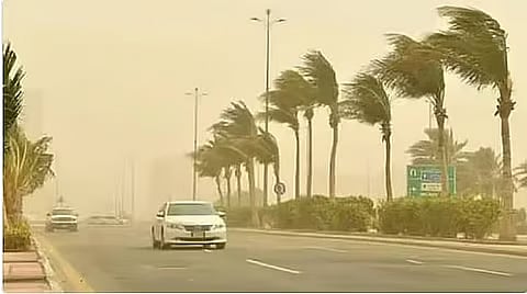طقس اليوم .. الأرصاد: رياح سطحية مثيرة للأتربة والغبار على أجزاء من مكة المكرمة والمدينة المنورة