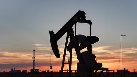 النفط يتراجع مع تقييم أثر عقوبات روسيا وخطط أوبك+ وسط مؤشرات على تخمة المعروض