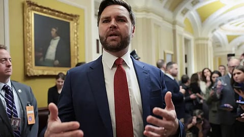 نائب الرئيس الأمريكي جيه دي فانس يتحدث مع الصحافيين في واشنطن