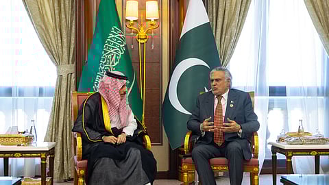 الرياض .. وزير الخارجية يلتقي نظيره الباكستاني