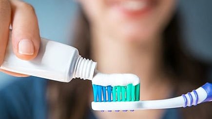 الأسنان والقلب.. لماذا يجب تنظيف الأسنان بالفرشاة قبل النوم؟