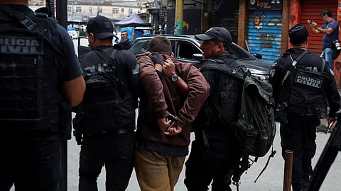 الشرطة تلقي القبض على رجل خلال عملية ضد الجريمة المنظمة في ريو دي جانيرو
تصوير: ألين ماسوكا - رويترز