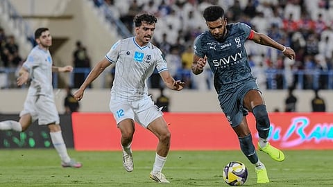 جانب من لقاء الهلال والأخدود