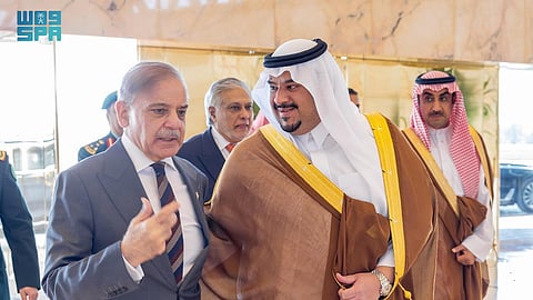 رئيس وزراء جمهورية باكستان يغادر الرياض وفي مقدمة مودعيه نائب أمير المنطقة