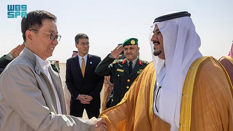 نائب رئيس جمهورية الصين الشعبية يغادر الرياض وفي مقدمة مودعيه نائب أمير المنطقة