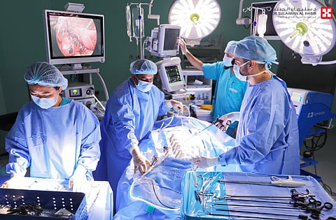 مستشفى الدكتور سليمان الحبيب بالسويدي يزيل ورماً نازفاً بالمعدة والمريء بجراحة متقدمة