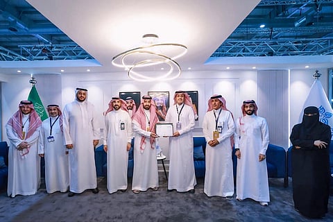 كأول مختبر لخدمة الرعاية الأولية على مستوى المملكة.. تجمع المدينة يتسلّم الاعتماد الدولي للمختبر المركزي